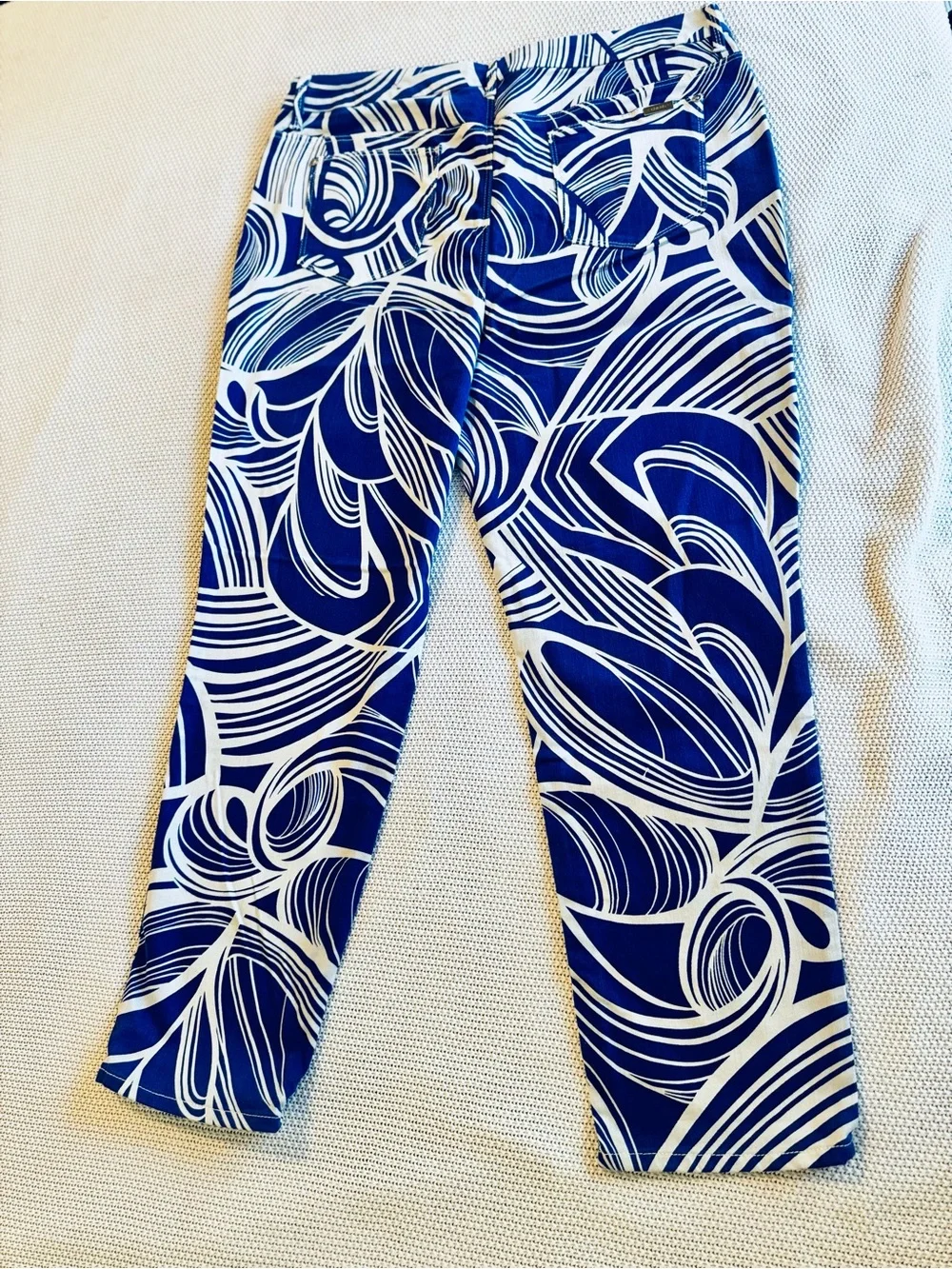 CHICO’S So Slimming Blue & White Abstract Cropped Ankle Jeans Pants — #LHP